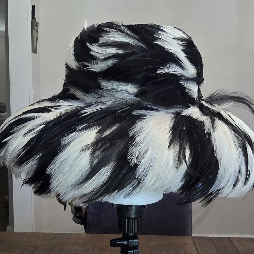 Donna Vinci back and white feather hat. One Size. - Picture 2 of 4